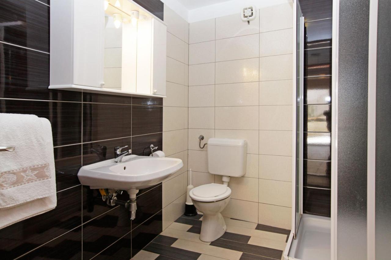 Holiday Apartments Lidija Бол Экстерьер фото